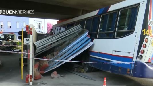 Volcó un camión y golpeó a un micro