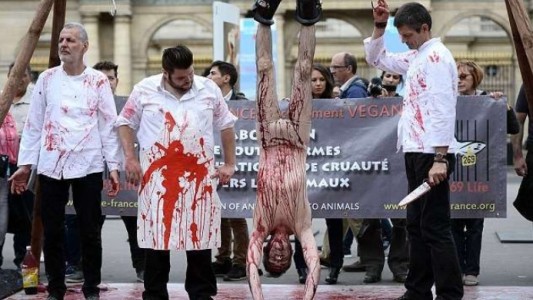 Carniceros contratan a guardias privados para protegerse de los ultraveganos