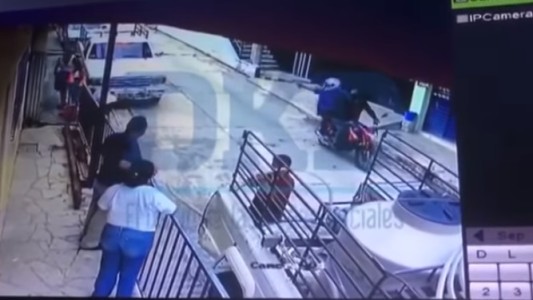 Fuerte video: asesinaron a balazos a un periodista mexicano en plena calle