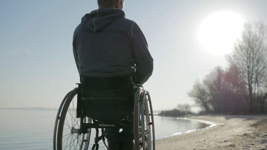 Inédito: lograron que un parapléjico camine con la implantación de un electrodo