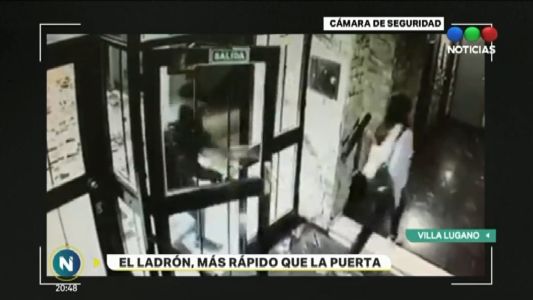 Se distrajo y en un segundo un ladrón se metió en el ascensor para robarle