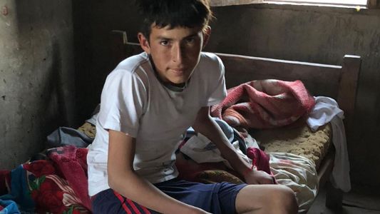 Santiago del Estero: el pequeño hachero de 14 años que sueña con tener una cama para él solo