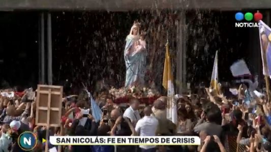 Una multitud celebra el día de la Virgen de San Nicolás