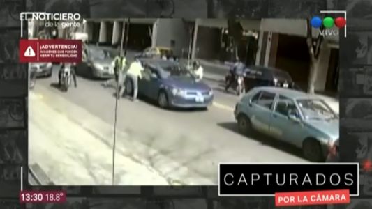 Motochorros "pirañas" atacaron a un automovilista en Caballito