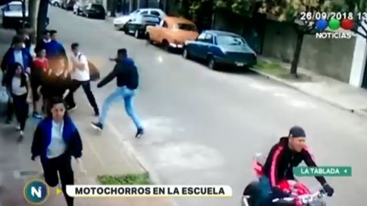 Motochorros le ponen un arma en la cabeza a un grupo de chicos a la salida del colegio