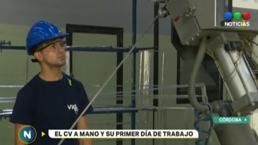 Así fue el primer día de trabajo de Carlos, el chico que escribió su CV y se hizo viral