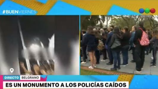 Ofrenda floral de los estudiantes que festejaron en el Monumento a los Policías Caidos