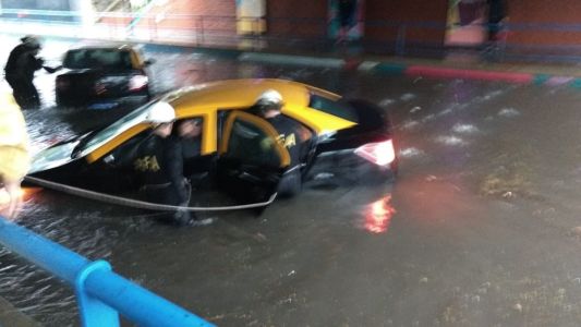 Un taxi quedó atrapado bajo el agua en un puente de Palermo