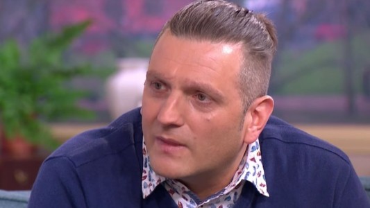 Se implantó un pene biónico y entró en coma tras perder la virginidad