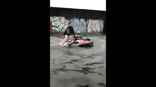 Insólito: un vecino salió a andar por las calles inundadas de San Justo en jetski