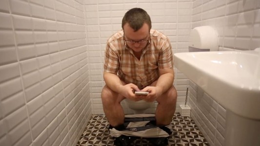 Según una encuesta, 1 de cada 3 hombres se encierra en el baño en busca de "paz y silencio"