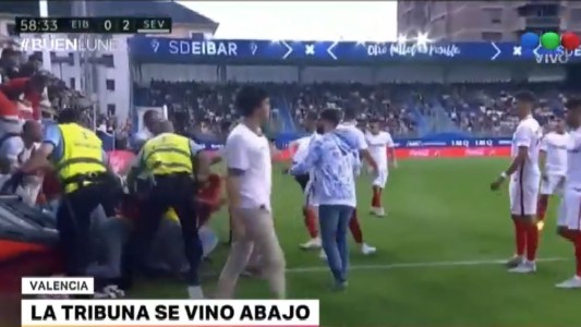 Se vino abajo una tribuna