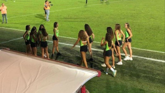 "Si hay que repetirlo, lo haremos": polémica por adolescentes alcanzapelotas en microshorts