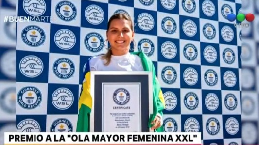 Ganó el premio a la mujer que surfeó una "ola XXL"