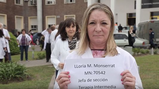 Echaron al médico del Hospital Posadas que se destacó por operar un tumor cerebral con el paciente despierto