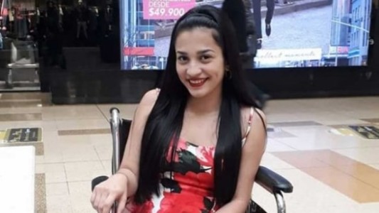 Por un tatuaje debajo de su pecho quedó en silla de ruedas y perdió un embarazo