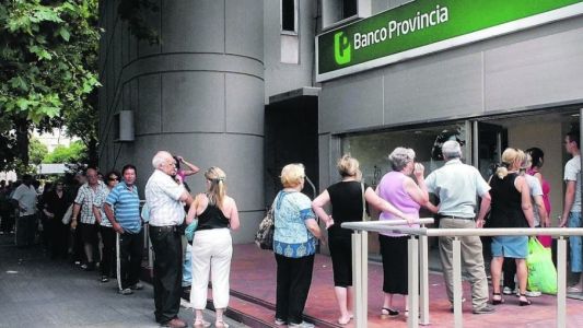 Jubilados no podrán hacer colas de más de 45 minutos en bancos, comercios y entidades
