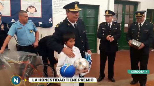 El nene de 9 años que encontró $25 mil y lo devolvió recibió un premio