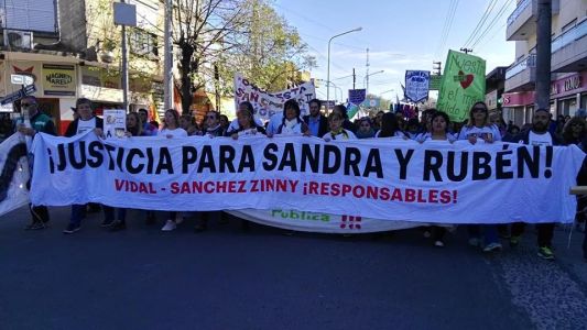 Docentes marcharon en Moreno a dos meses de la trágica explosión en una escuela