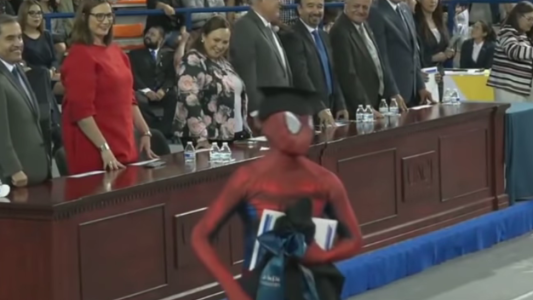 Un chico se recibió vestido de Spiderman y se convirtió en un rockstar de las redes sociales