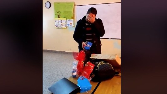 VIDEO: La emoción del profesor al que sus alumnos le obsequiaron los útiles que le habían robado