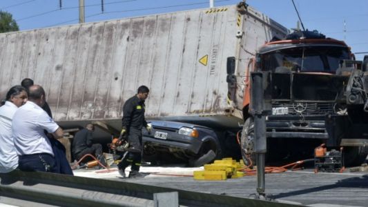 Rosario: volcó un camión sobre un auto y hay dos personas atrapadas