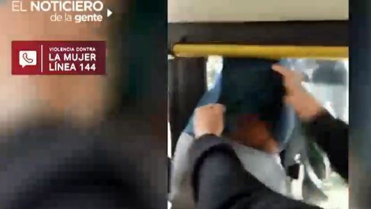 Escracharon a un acosador en el colectivo y se quiso escapar por la ventana