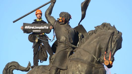 Greenpeace escala el monumento al Cid Campeador