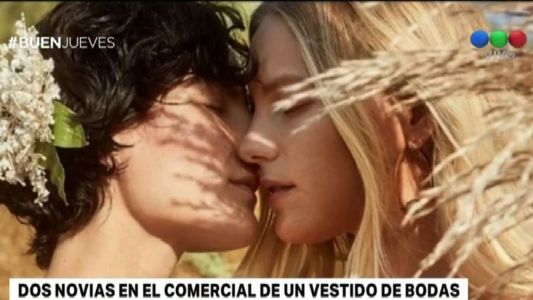 Dos novias promocionan un vestido de bodas