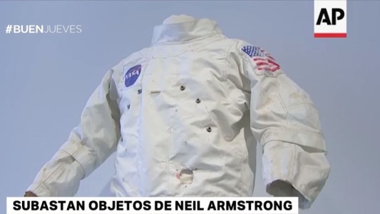 Subastan los objetos que Neil Armstrong llevó a la Luna