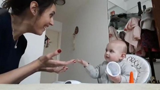 Video viral: la desopilante "charla" entre una mamá y su beba que no quiere comer