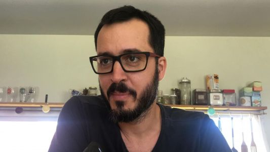 Un docente denuncia que lo echaron de un colegio por decir "todes"