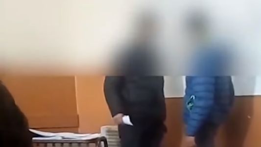 Un alumno atacó a golpes a su profesor porque le quitó el celular en plena clase