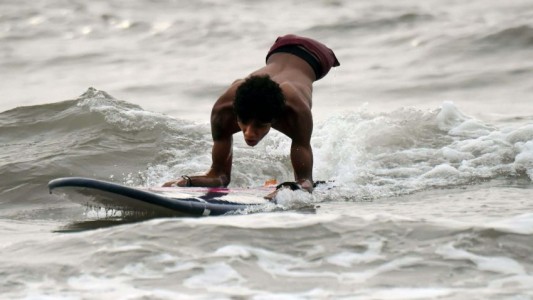 La conmovedora historia del surfer y rapero sin piernas que huyó de Venezuela