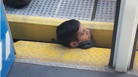 Foto impactante: así quedó atrapado un joven que cayó a las vías del tren