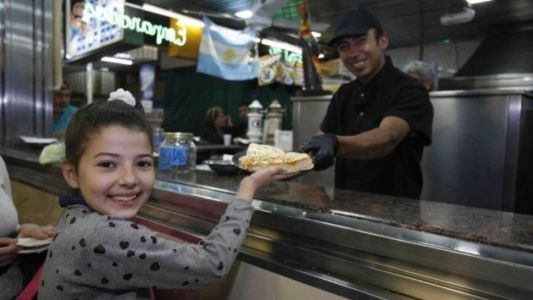 Dueños de comercios regalan pizza y helado a los chicos que se saquen 10 en la escuela