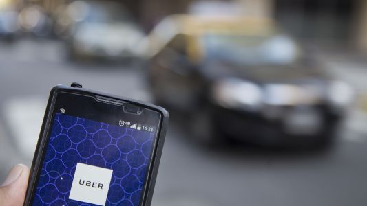 Lomas del Mirador: un policía que trabaja como chofer de Uber mató a un ladrón que simuló ser un pasajero