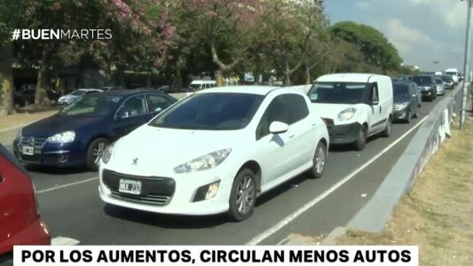 Por aumentos de combustibles y cortes, circulan menos autos en la Ciudad