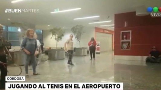 Veteranas del tenis jugaron en el aeropuerto