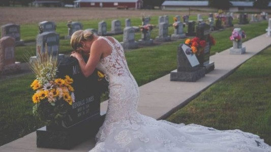 La historia detrás de la conmovedora foto de la novia arrodillada ante la tumba de su pareja