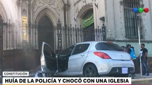 Huía de la policía hasta que chocó contra una iglesia