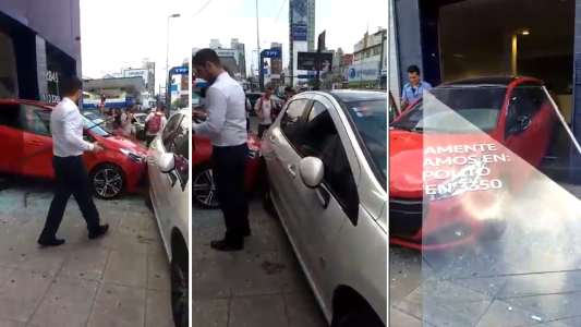VIDEO: quiso probar un 0 KM en una concesionaria, rompió la ventana y chocó otro auto