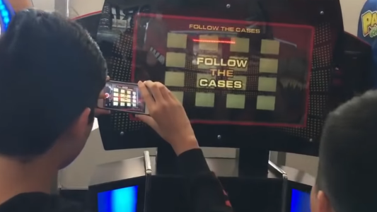 Se pasaron: con un truco vencieron a una máquina de videojuegos “imposible” y ganaron el premio mayor