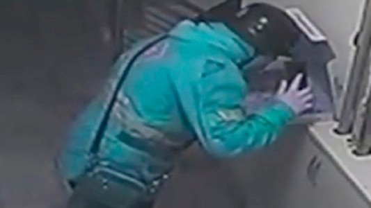 Escupió la pizza que estaba por entregar y ahora podría ir preso por 18 años