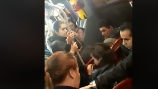 Video: la violenta reacción de una mujer que encuentra a su marido con la amante en el colectivo