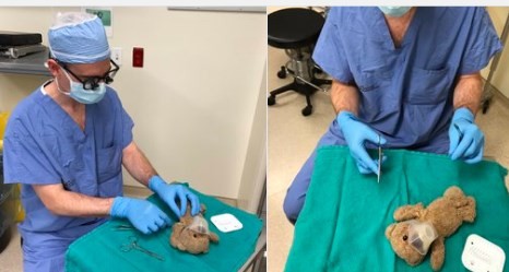 El tierno gesto de un médico que opera al peluche de un nene