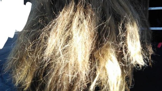 Le cobraron $5.000 en la peluquería, le arruinaron el pelo y los escrachó en redes