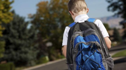Detienen a padres que escondían cocaína en la mochila escolar de sus hijos