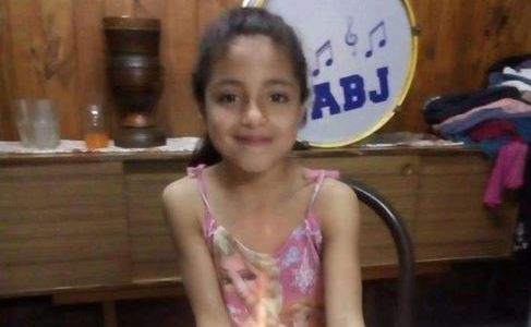 Apareció debajo de una cama la nena que era buscada en Wilde