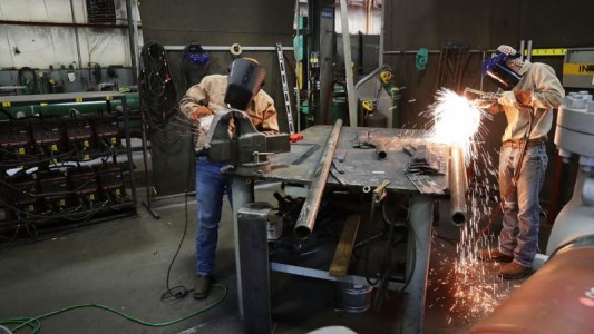 Tras la devaluación, el salario promedio en Argentina se aleja del de Brasil y Chile